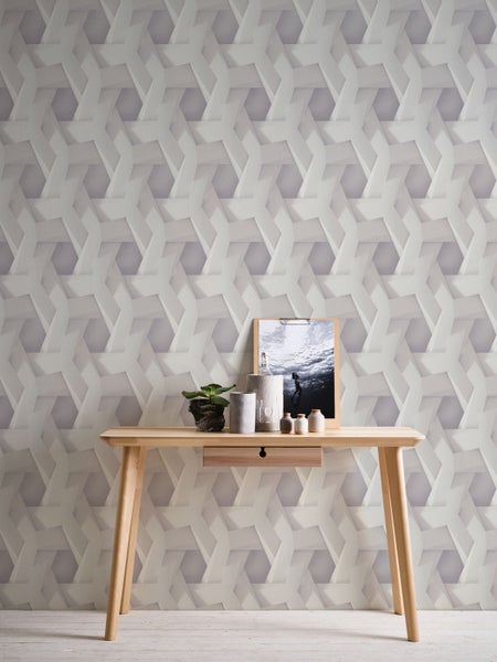 Szene mit einem Holztisch vor einer Wand mit geometrischer Tapete.