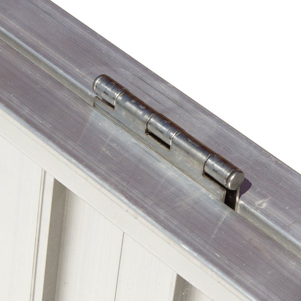 Detailansicht eines Scharniers an einer Aluminiumrampe