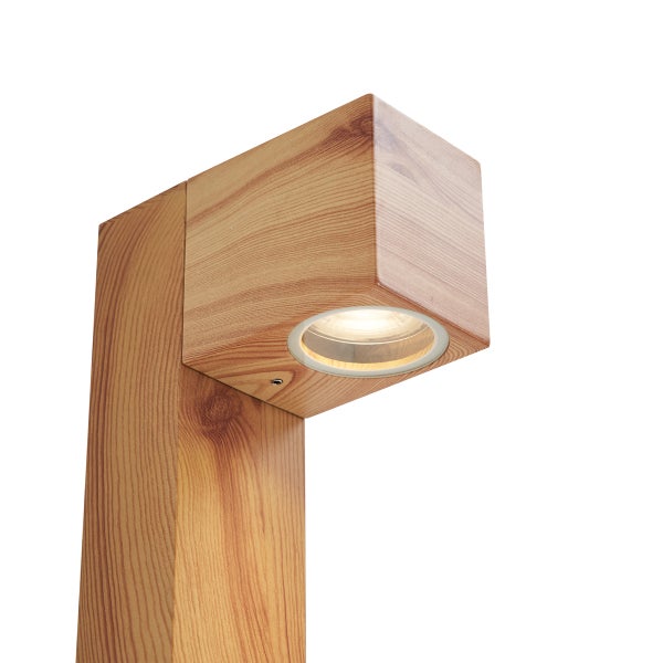 Moderne Pollerleuchte aus hellem Holz in L-Form mit integriertem LED Downlight für den Außenbereich.