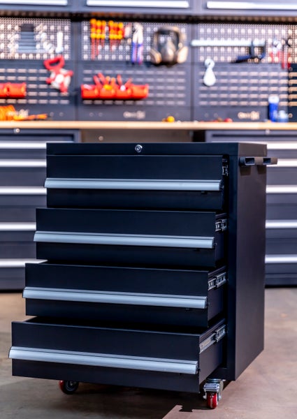 Werkstatt mit Werkzeugschrank, Schubladen, Werkzeugwand und Arbeitsplatte für die Werkstatteinrichtung