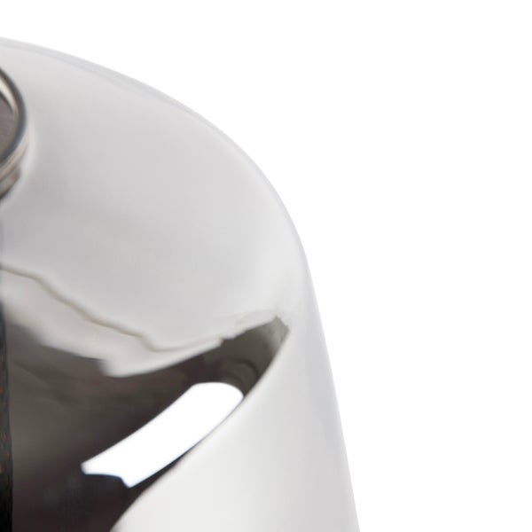 Detailaufnahme eines polierten Metallelements.