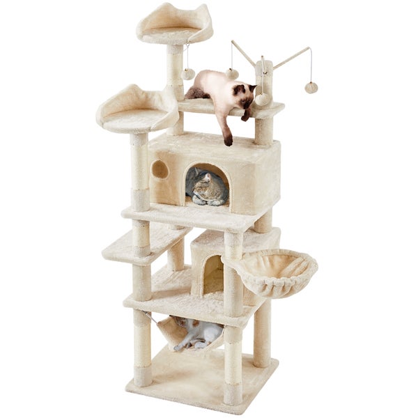 Mehrstöckiger Katzenkratzbaum mit mehreren Liegeflächen und drei Katzen