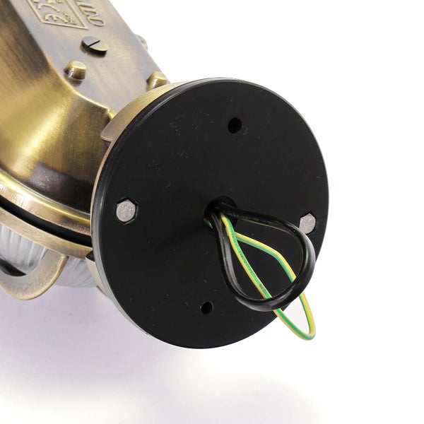 Detailansicht einer Messing-Außenleuchte mit Kabelanschluss