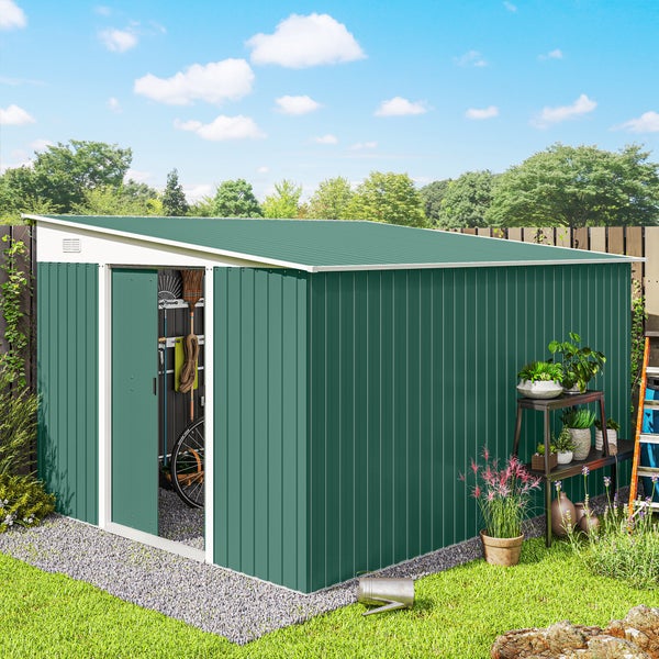 Gartenschuppen aus Metall mit geöffneter Tür und Gartengeräten