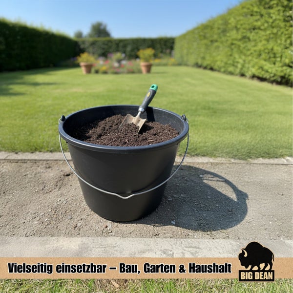 Ein schwarzer Eimer gefüllt mit Erde und einer Handschaufel auf einem Gartenweg vor einem grünen Rasen. Big Dean Logo.