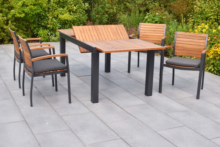 Gartensitzgruppe mit Ausziehtisch und Stühlen mit Armlehne auf einer Terrasse