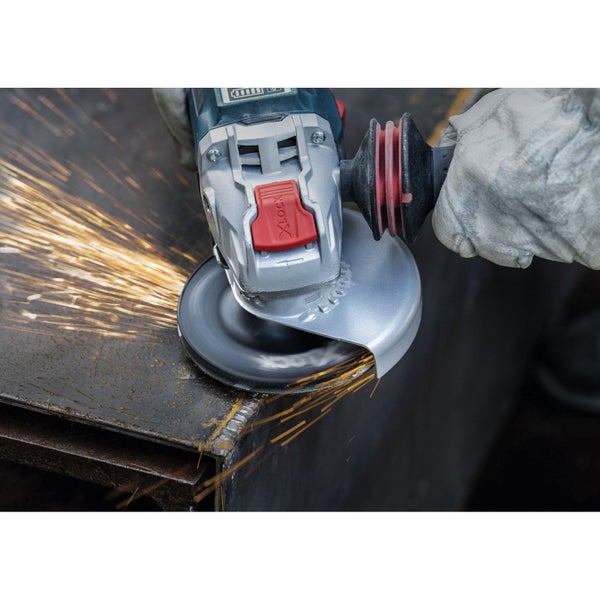 Ein Winkelschleifer wird zum Schleifen von Metall verwendet, wodurch Funken entstehen.