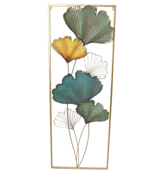 Dekorative Wandkunst mit floralem Blattmotiv in einem goldenen Rahmen