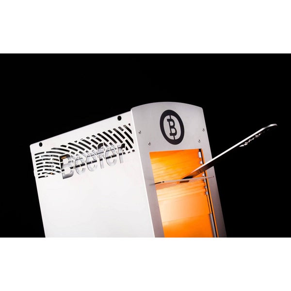 Eine Hand schiebt einen Grillrost aus Edelstahl in einen Beefer Hochleistungsgrill, Beefer Logo.