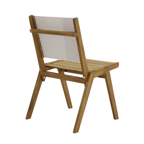 Gartenstuhl aus Holz mit Rückenlehne aus Textilgewebe und Sitzfläche aus Holzlatten.