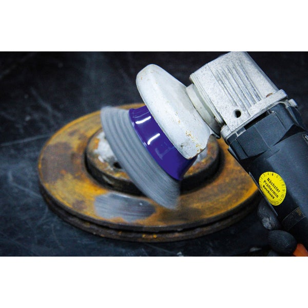 Drahtbürstenaufsatz an einer Bohrmaschine bei der Metallbearbeitung.