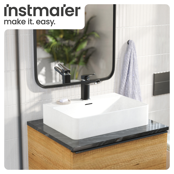 Badezimmer Waschbecken mit Armatur, Spiegel und Waschtischunterschrank