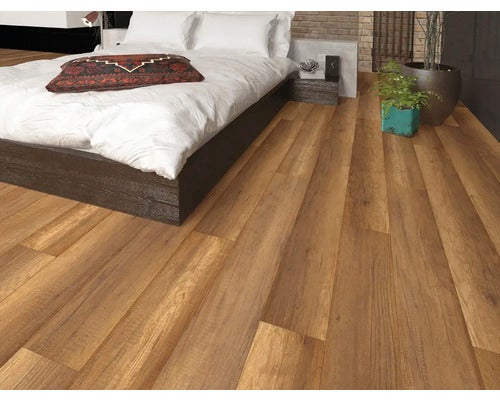 Schlafzimmer mit Laminatboden in Holzoptik, Bett und Dekoration