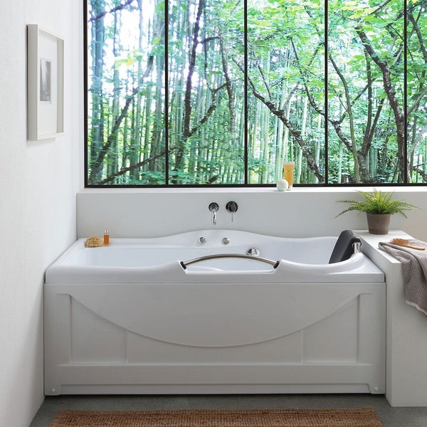 Eingebaute Badewanne in einem Badezimmer mit Fenster