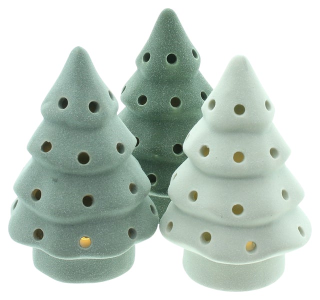 Drei dekorative Weihnachtsbäume aus Keramik mit Löchern für Teelichter