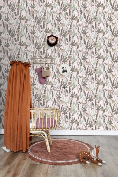 Kinderzimmer mit Dschungeltapete, Babybett und Teppich