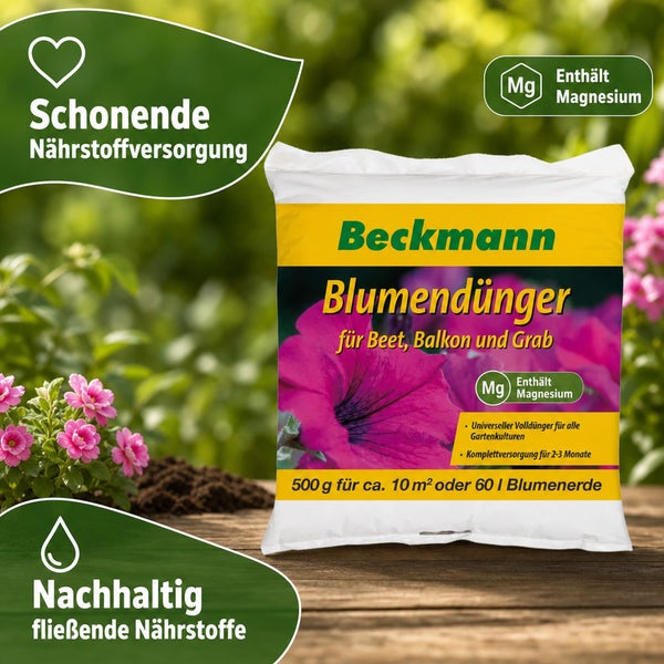 Mann bei der Mosaikreparatur an einem Pool mit einem Fugenkratzer