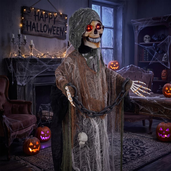 Animierte Halloween Geisterfigur mit leuchtenden Augen und Kette in einem dekorierten Raum mit Kürbissen.