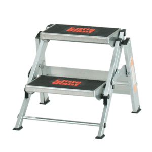 Silberner Klapptritt aus Aluminium mit zwei schwarzen, rutschfesten Stufen von Little Giant.