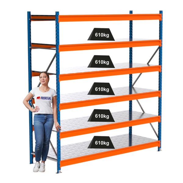 Ein blau-oranges Schwerlastregal mit fünf Ebenen und einer Traglast von 610 Kilogramm pro Ebene.