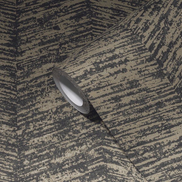 Frau entspannt im Bett mit Bademantel und Decke