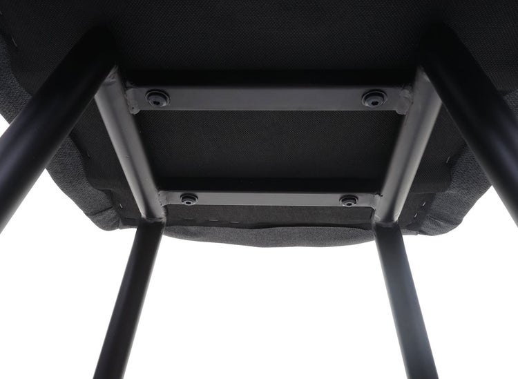 Detailansicht der Unterseite eines Hockers mit Beinen aus Metall und Sitzbefestigung.