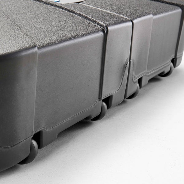 Schwarze Transportbox aus Kunststoff mit Rollen an der Unterseite.