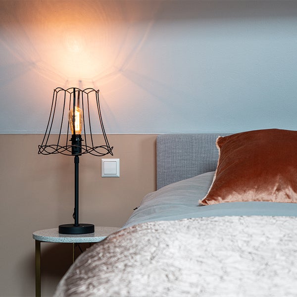 Schlafzimmer mit Nachttischlampe, Bett und Schalter