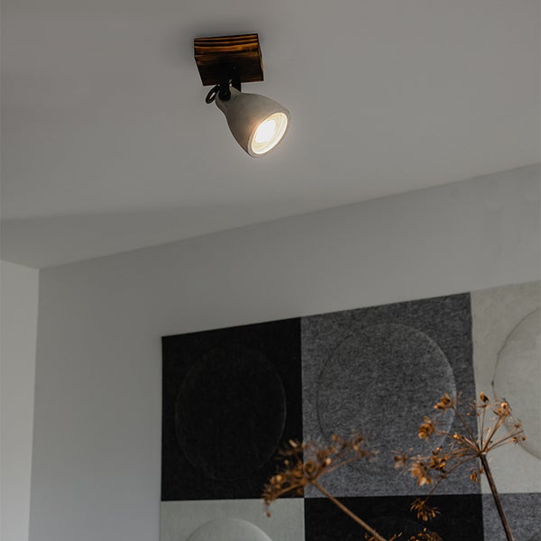 Deckenleuchte aus Beton und Holz an der Decke montiert