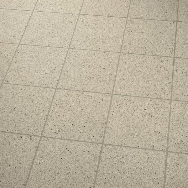 Quadratische Bodenfliesen mit gesprenkelter Oberfläche in einer verlegten Ansicht.
