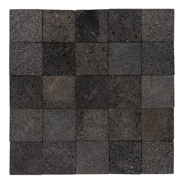 Quadratische Mosaikfliesen aus Naturstein in dunkler Optik zur Wand- oder Bodengestaltung.