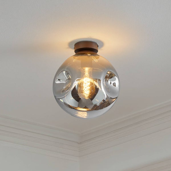 Deckenleuchte mit kugelförmigem Schirm aus Rauchglas, sichtbares Leuchtmittel, bronzefarbene Befestigung.