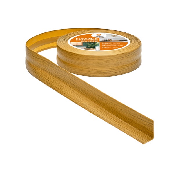 Flexible, selbstklebende Weichsockelleiste in Holzoptik als Rolle für Bodenabschlüsse.