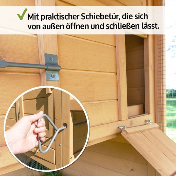 Hühnerstall aus Holz mit einer Schiebetür, die von außen über einen Metallgriff bedient werden kann.