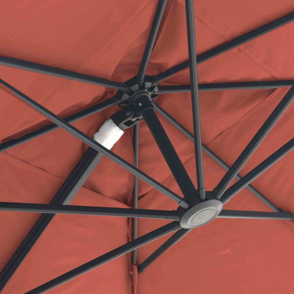 Weißer Bistrostuhl aus Kunststoff, Seitenansicht.