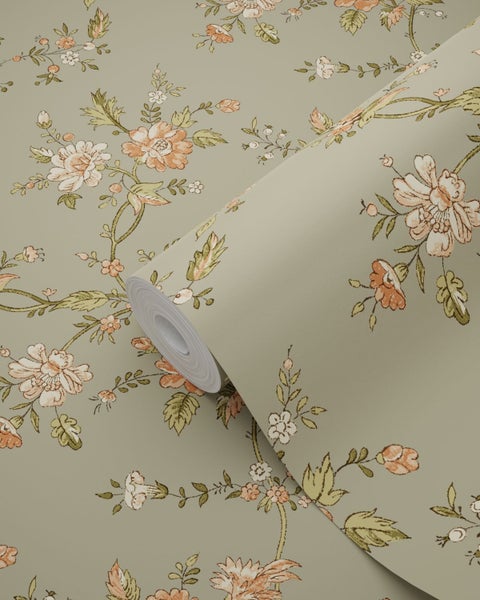 Tapete mit floralem Muster aus Ranken und Blüten, eine geöffnete Rolle zeigt das Design.