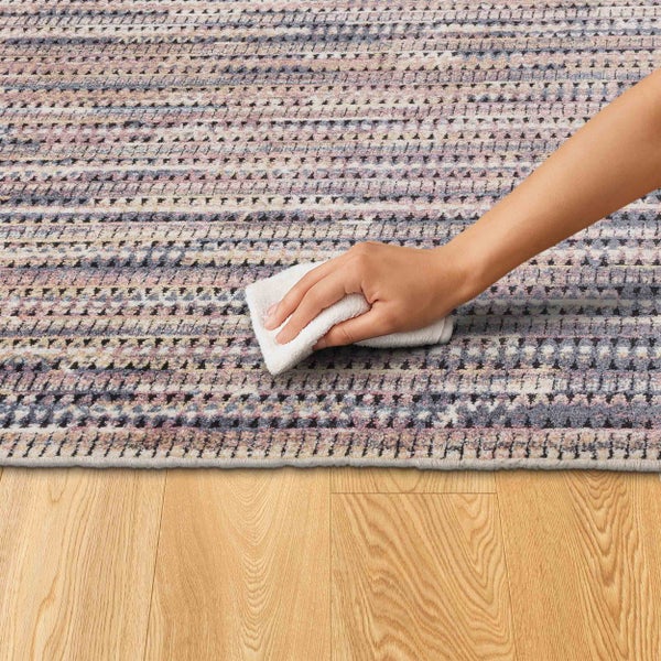 Reinigung eines gemusterten Teppichs mit einem Tuch