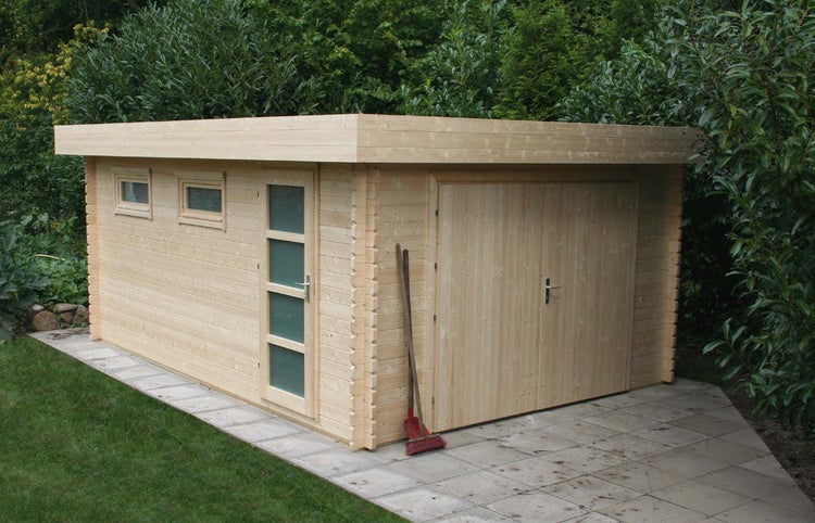 Gartenhaus aus Holz mit Flachdach, großer Doppeltür und einer Seitentür mit Fenstern, aufgebaut im Garten auf einem gepflasterten Untergrund.