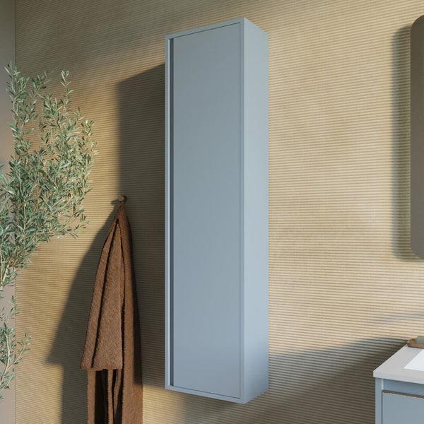 Hoher Badezimmerschrank zur Wandmontage in einem Badezimmer