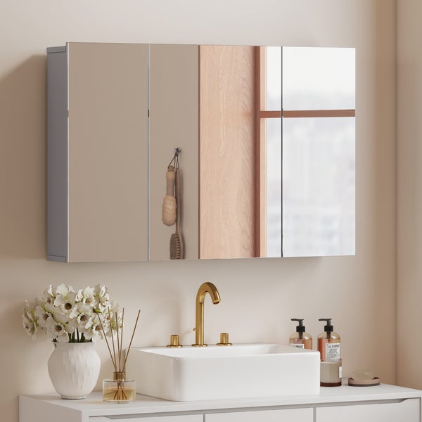 Modernes Badezimmer mit einem dreitürigen Spiegelschrank, einem weißen Aufsatzwaschbecken und einer goldfarbenen Armatur auf einem Waschtisch.
