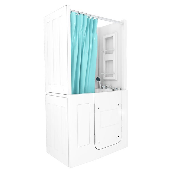 Weiße Sitzbadewanne mit niedriger Einstiegstür, türkisem Duschvorhang, Handbrause und integrierten Ablagefächern.