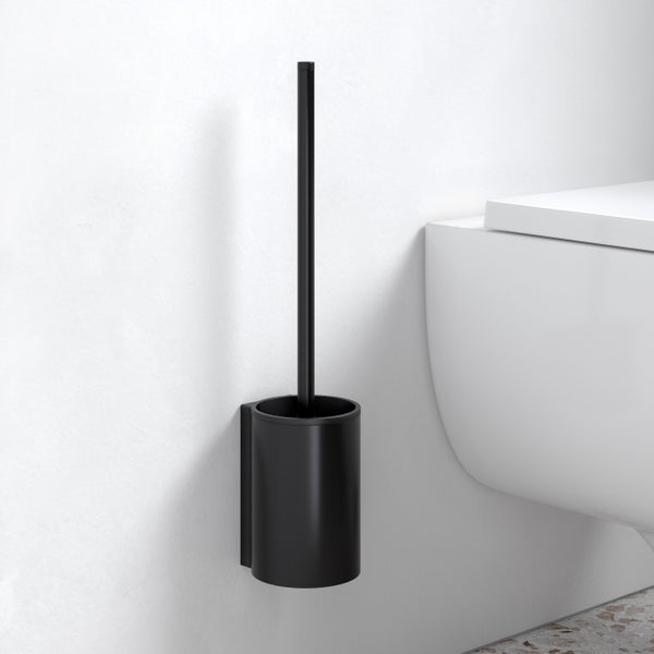 Wandhängende WC-Garnitur in Schwarz matt neben einer weißen Toilette in einem modernen, hellen Badezimmer.