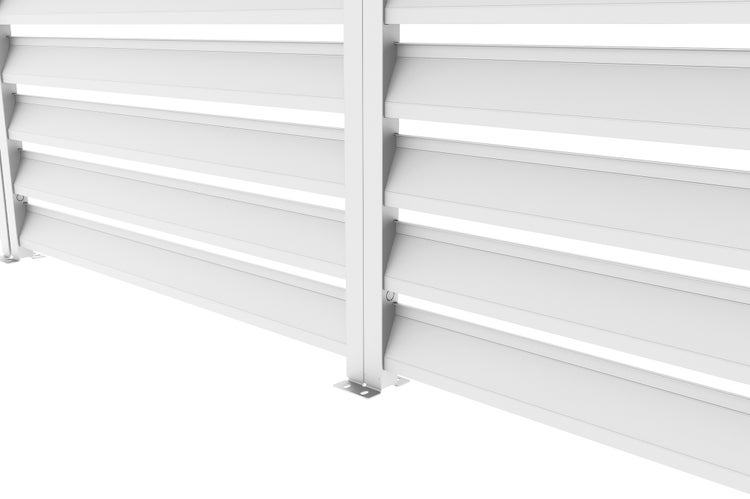 Weißer Sichtschutzzaun aus Aluminium mit horizontalen Lamellen und Pfosten inklusive Bodenplatten.