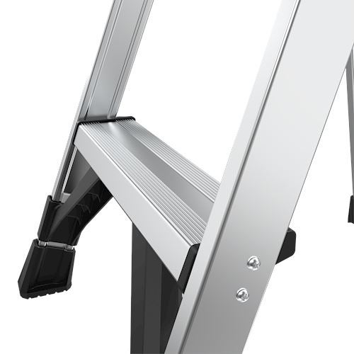 Detailansicht einer Stufenleiter aus Aluminium mit rutschfesten Trittstufen und Kunststofffußkappen.
