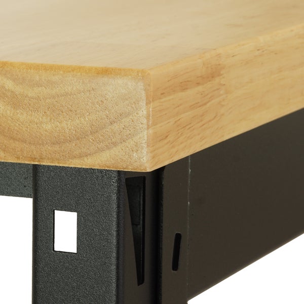 Detailansicht einer Werkbank-Ecke mit einer massiven Holzplatte und einem stabilen schwarzen Metallgestell.