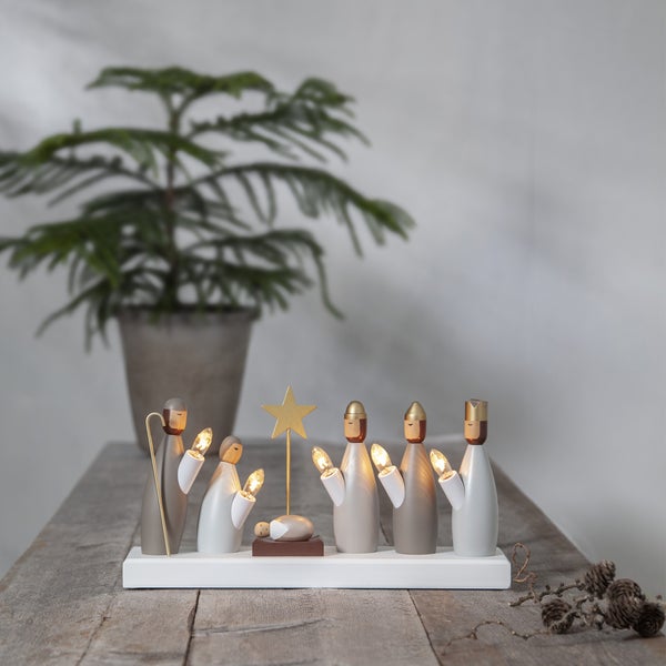 Weihnachtskrippe aus Holz mit Beleuchtung auf einem Holztisch