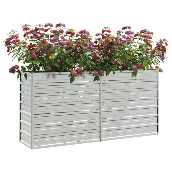 Blumenkasten aus Metall mit bunten Blumen im Garten