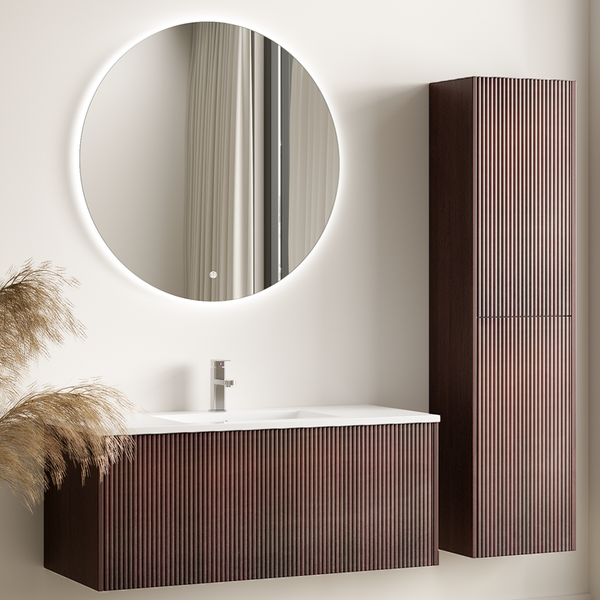 Modernes Badezimmerset mit rundem LED Spiegel, Waschbeckenunterschrank und Seitenschrank in geriffelter dunkler Holzoptik.
