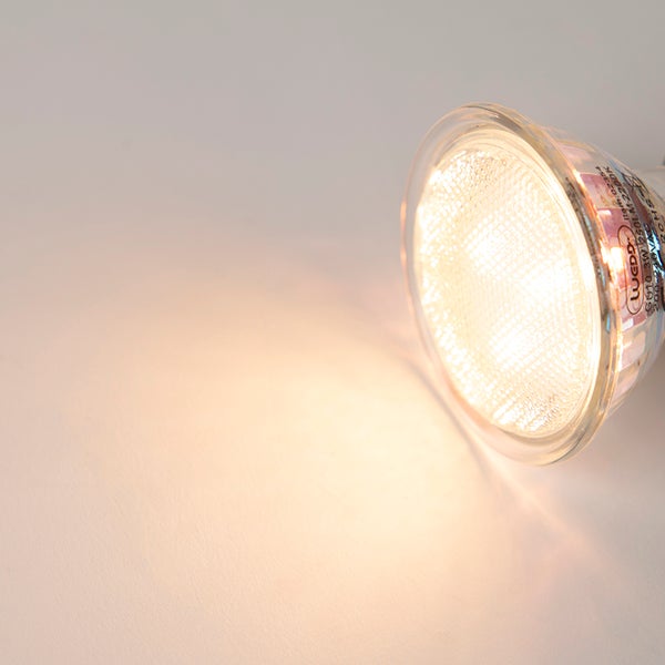 Eingeschaltete LUEDD LED Reflektorlampe GU10, 3 Watt, 250 Lumen, warmweißes Licht mit 2200 Kelvin.