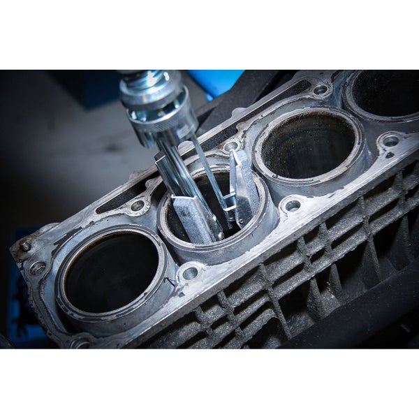 Motorblock mit Zylinderhonwerkzeug